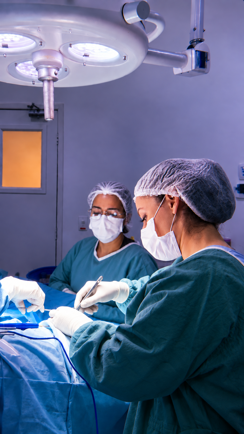 Dra. Larissa Maldonado durante procedimento de cirurgia vascular no centro cirúrgico